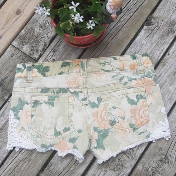 FLOWERED Denim shorts - Picture 4 of 4